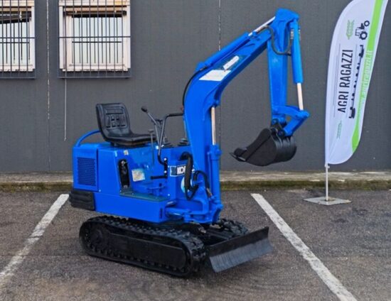 KOBELCO SK007: Escavatore in Buono Stato e Con Cingoli Nuovi. 1051 Ore di Lavoro. Motore YNM 2TNE68-ETBA. Peso 785 kg. Capacità Benna 0,018 m.³ Profondità di Scavo 1530 mm. Pompa Idraulica. Garanzia Inclusa. Consegna in tutta Italia. IVA Esclusa!